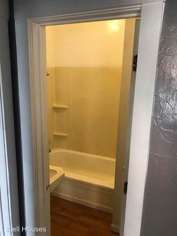 118-120 1/2 N Washington - Photo 2 of 3