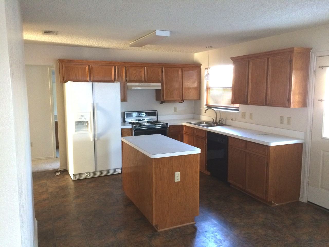 707 Bond St - Photo 3 of 9