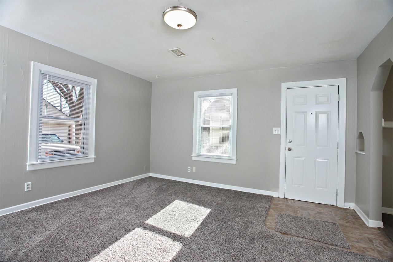 2006 S. Emporia St. - 1/2 - Photo 2 of 9