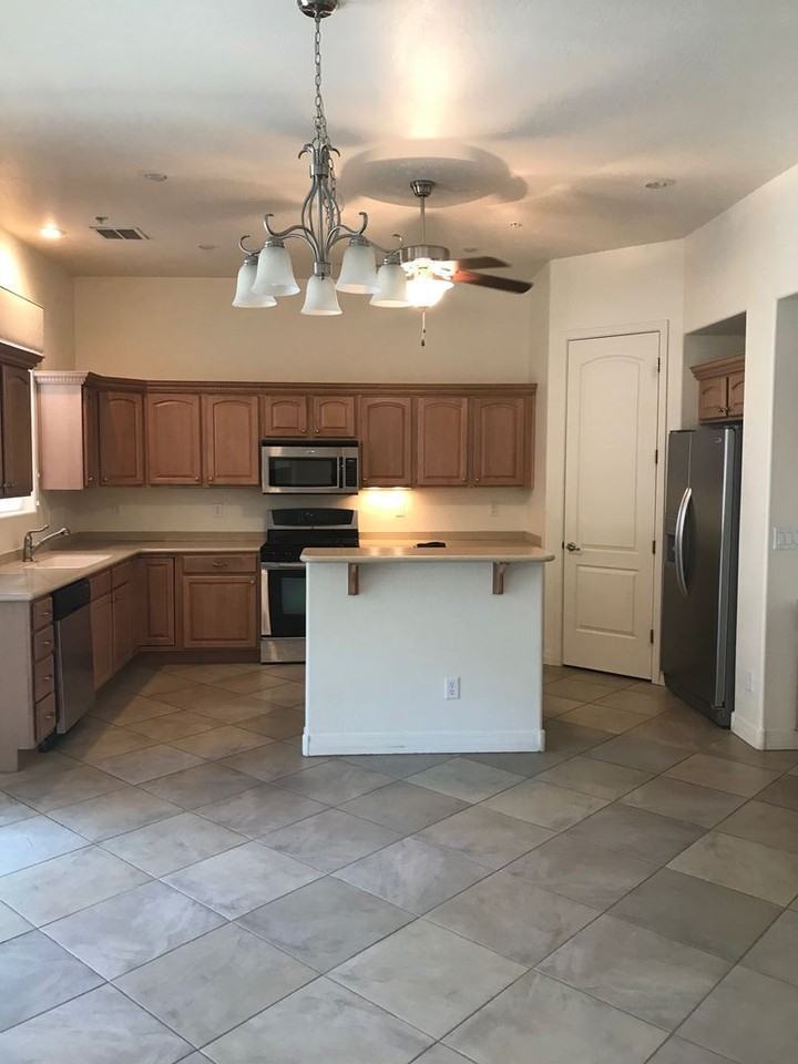 1045 E. Sterling Ln - Photo 2 of 8