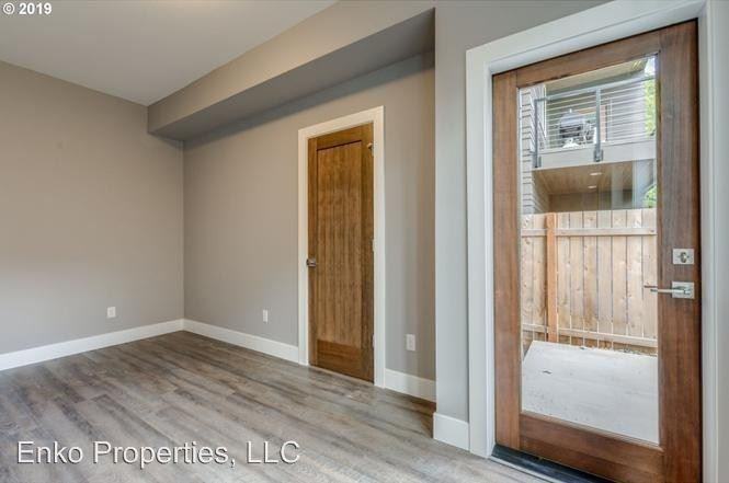 1910 Se Clatsop St. - Photo 3 of 14