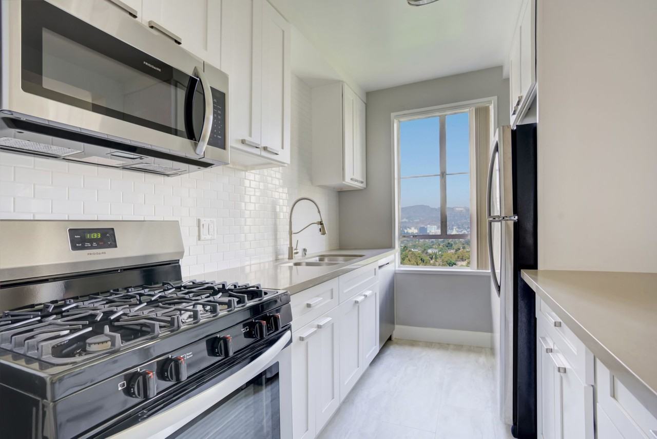 Park La Brea - Photo 3 of 50