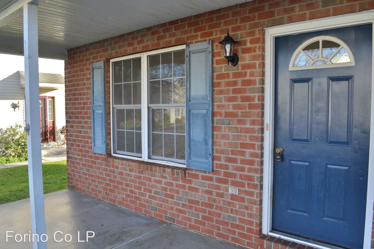 137 Bainbridge Cr - Photo 2 of 17