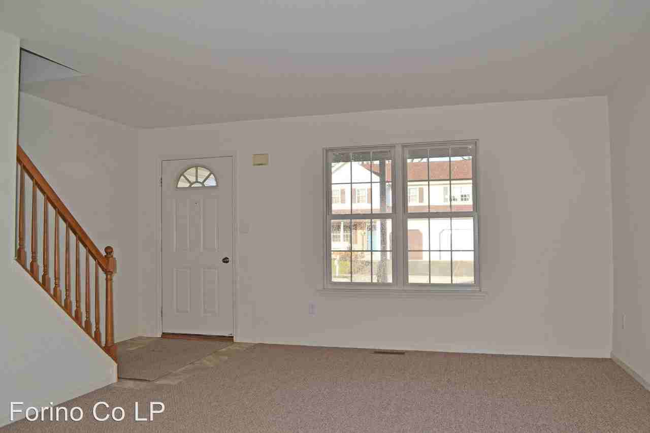 137 Bainbridge Cr - Photo 3 of 17