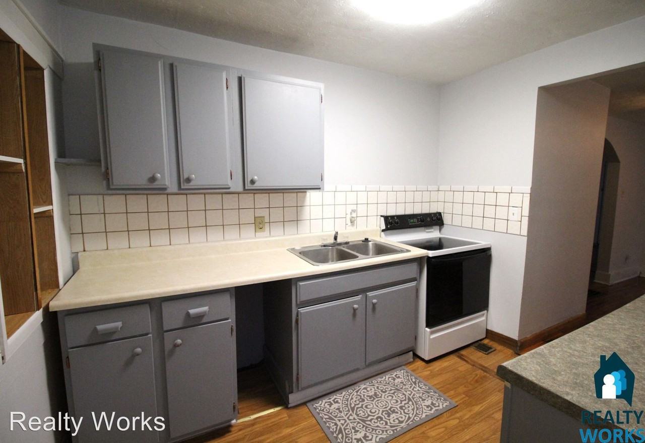 5113 Holdrege - Photo 2 of 11