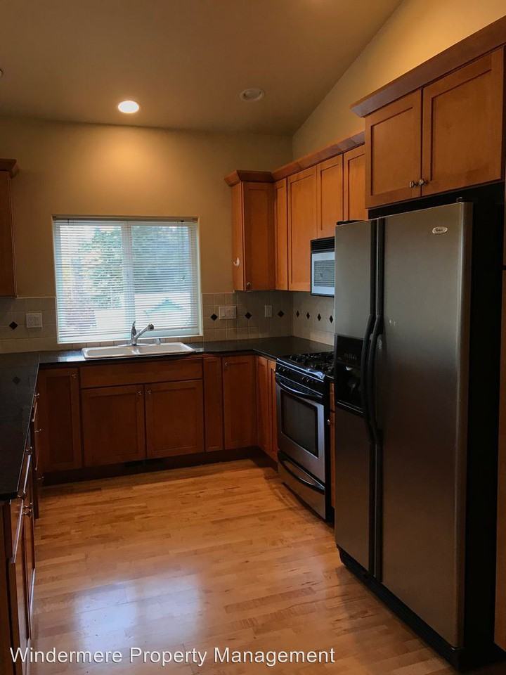 1109 Newton St - Photo 2 of 6