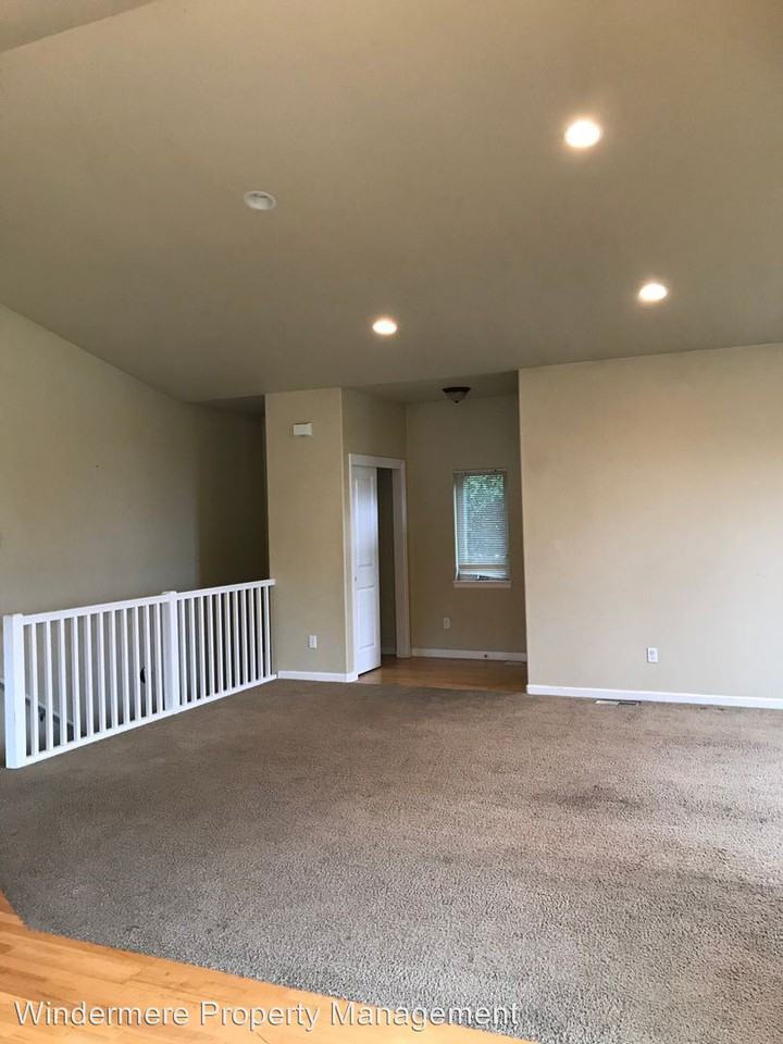 1109 Newton St - Photo 3 of 6