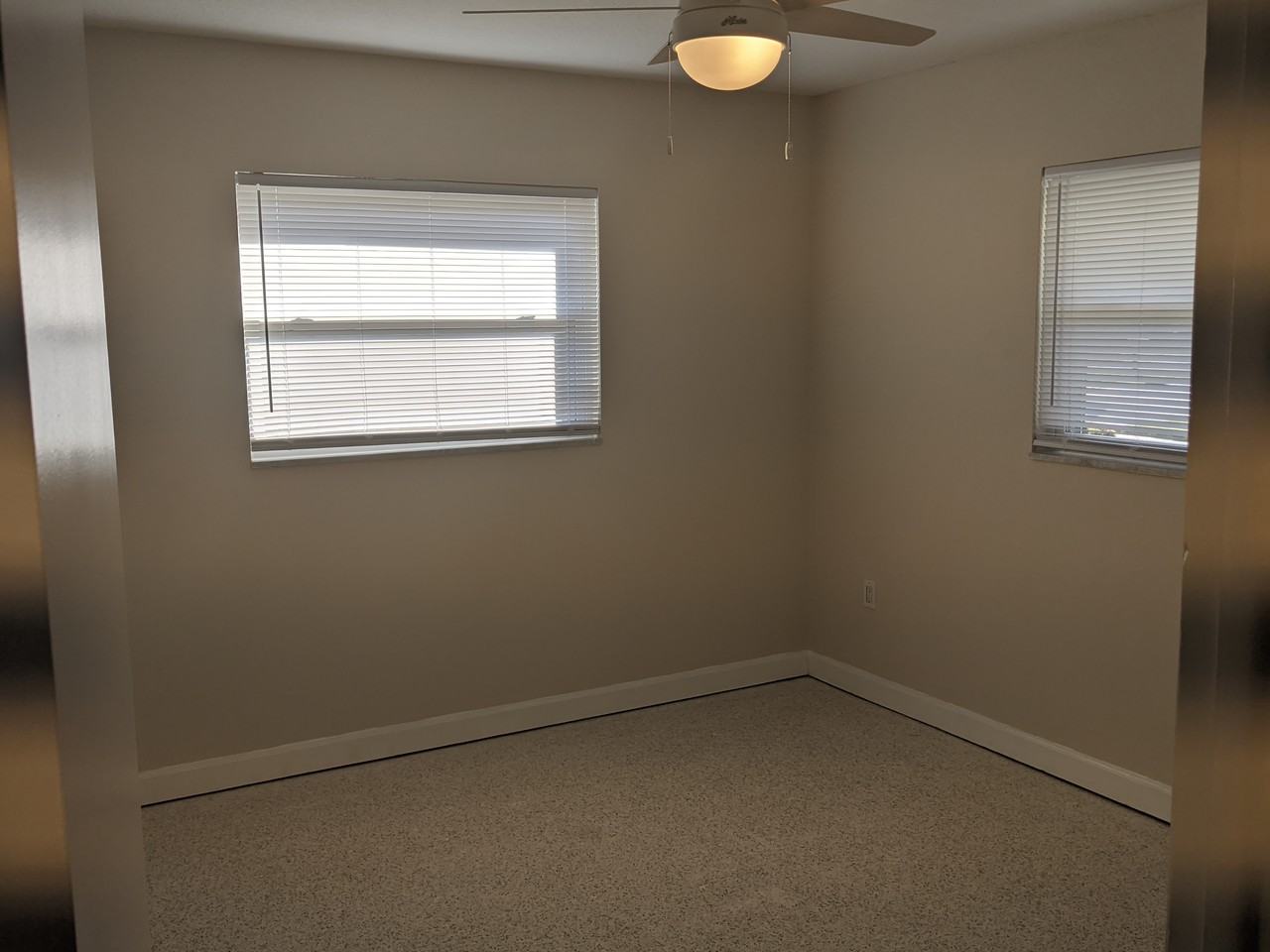 550 Roosevelt Ave - Photo 3 of 9