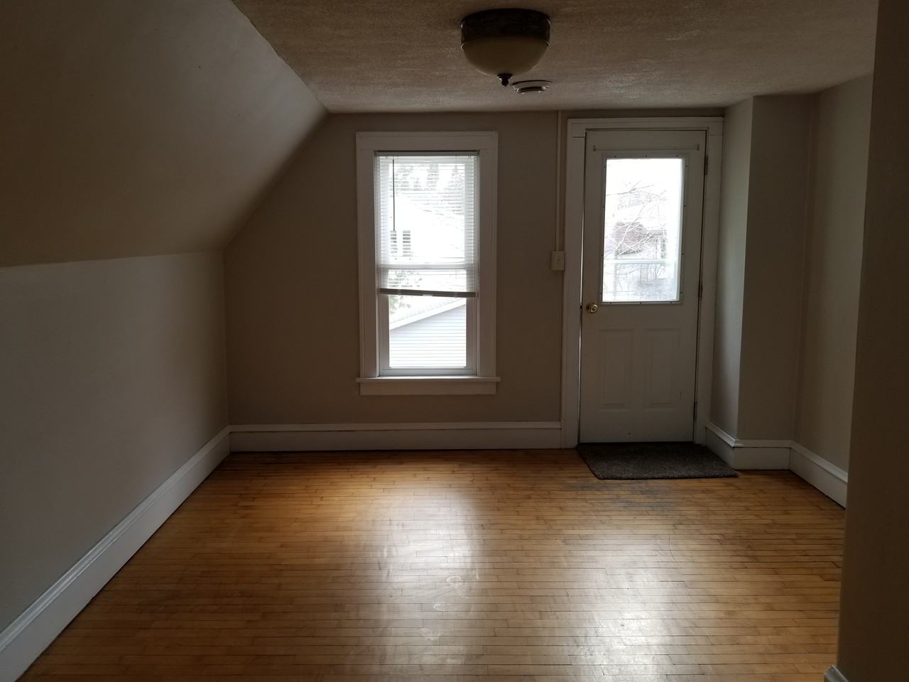 829 1/2 W 5th St - Photo 2 of 4