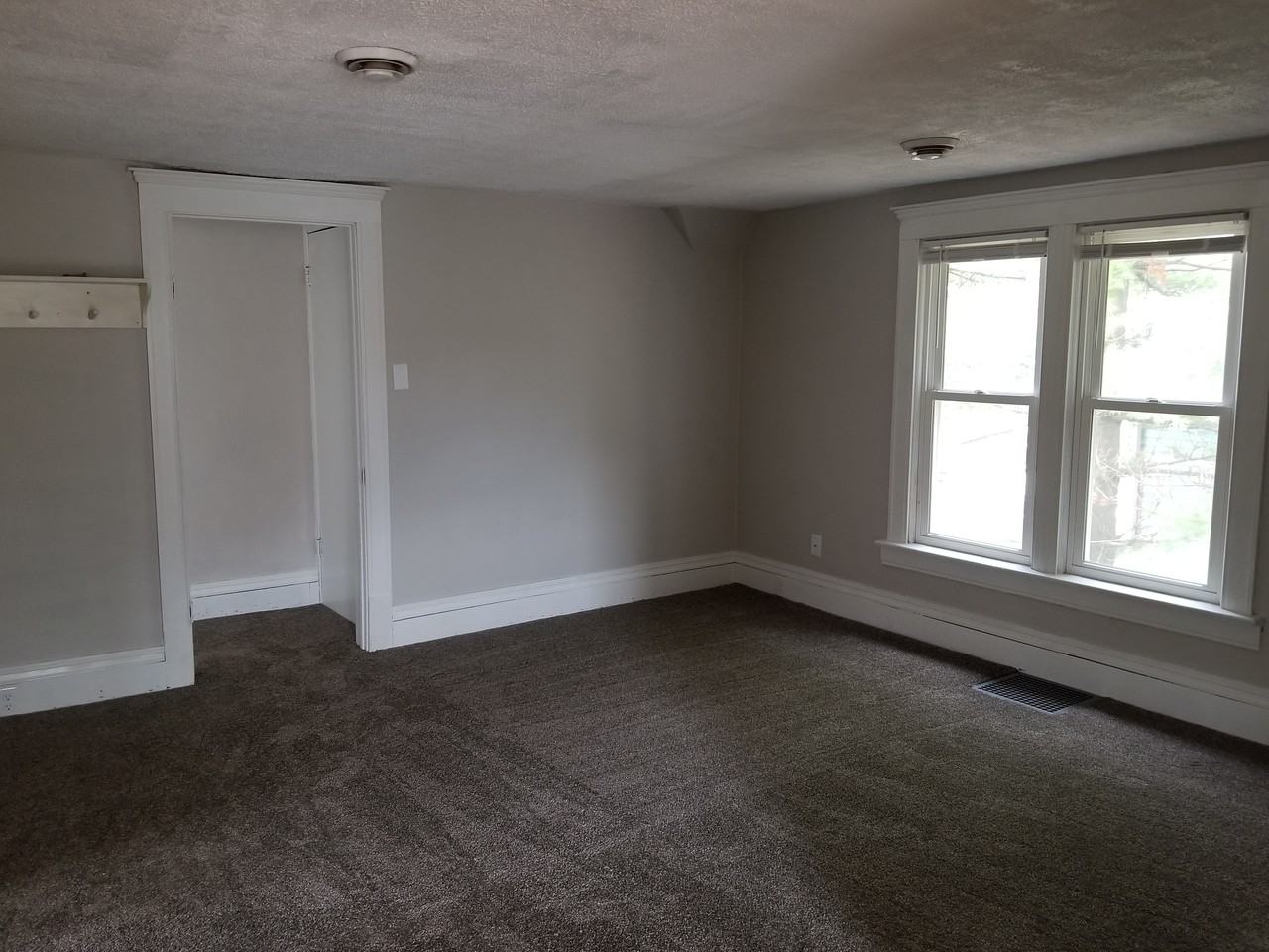 829 1/2 W 5th St - Photo 3 of 4