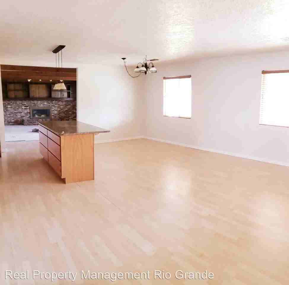 4512 Bermuda Drive Ne - Photo 2 of 10
