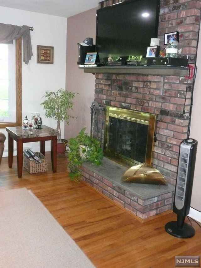 20 Walnut Ave - Photo 3 of 10