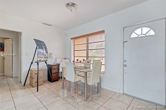 521 W 38th Pl - Photo 2 of 26