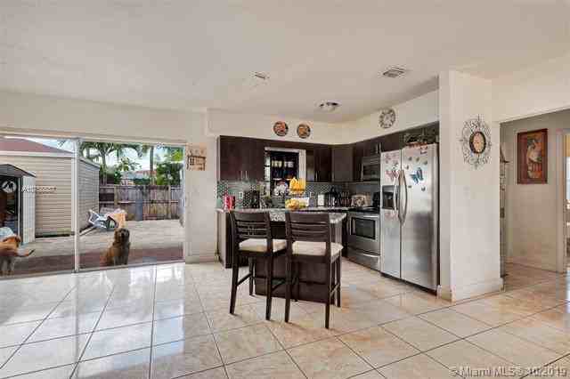 521 W 38th Pl - Photo 3 of 26