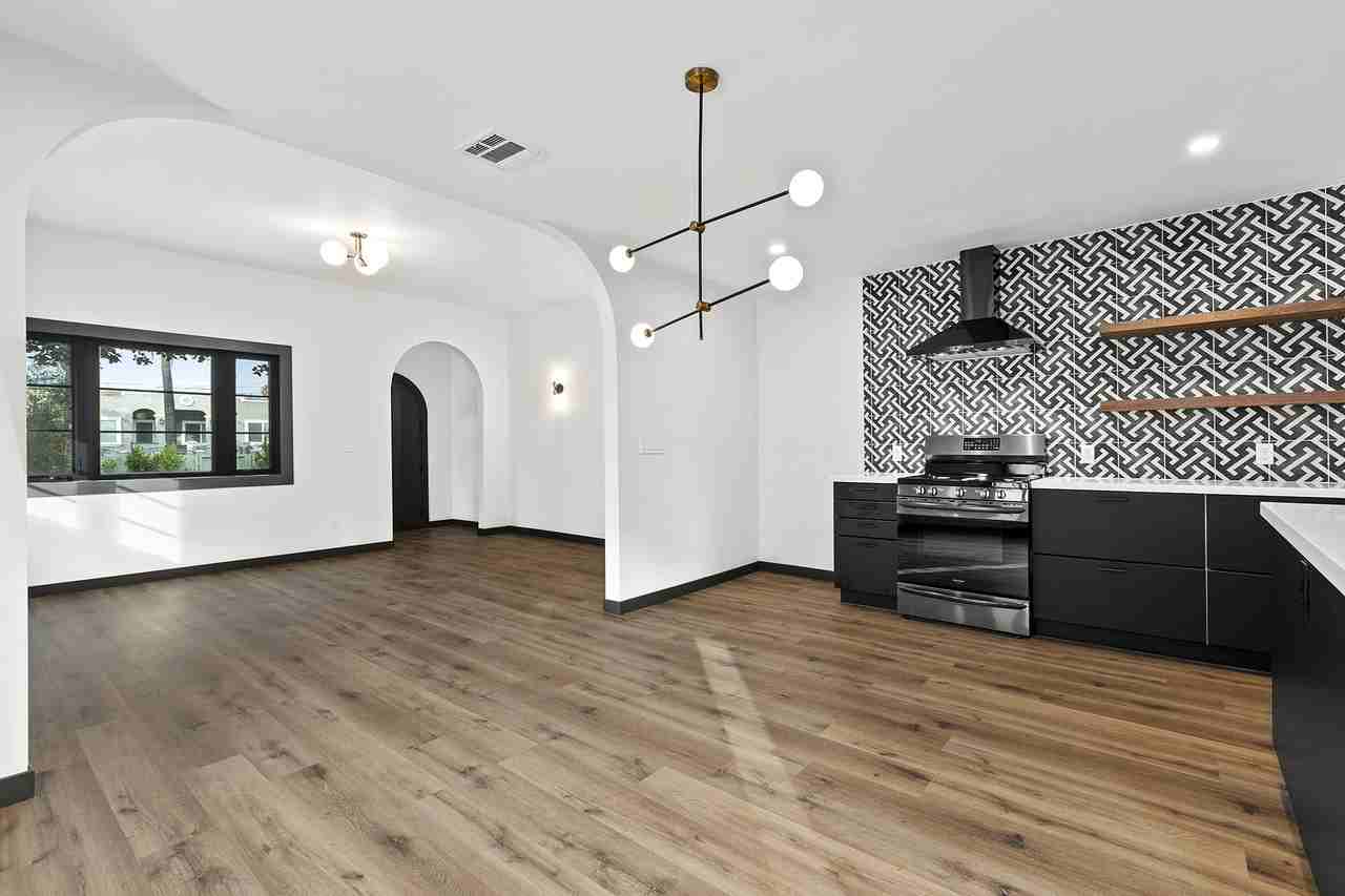 5422 Monroe St - Photo 3 of 15