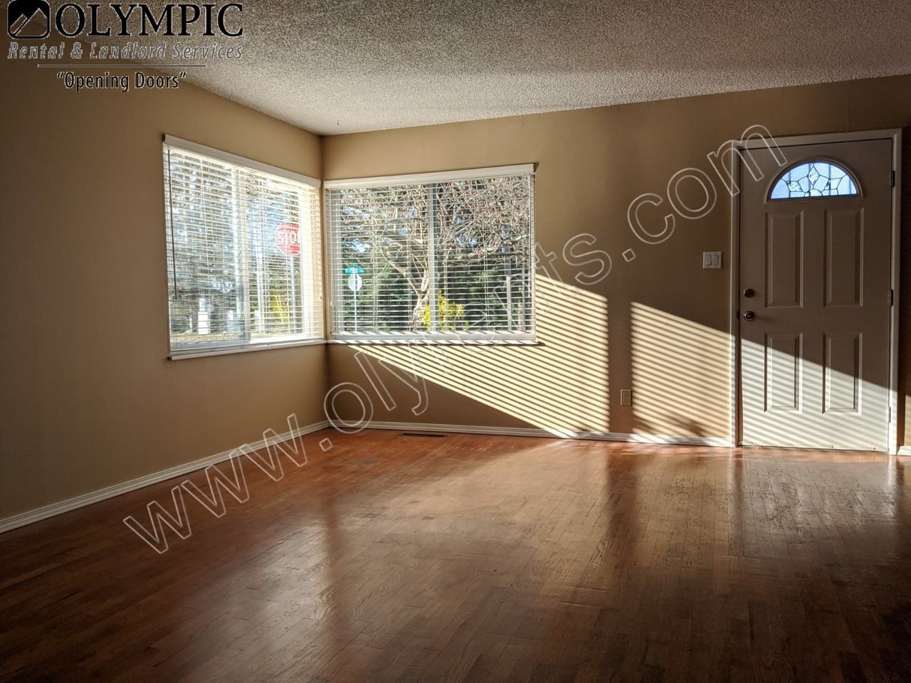 9047 S Park Ave - Photo 2 of 10