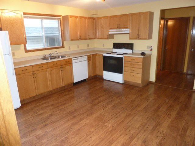 424 27 Avenue Northwest MAIN FLOOR - Photo 3 of 4