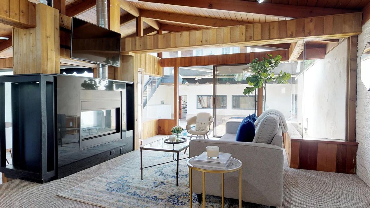 Stunning Manhattan Beach home with private pool - Photo 2 of 16