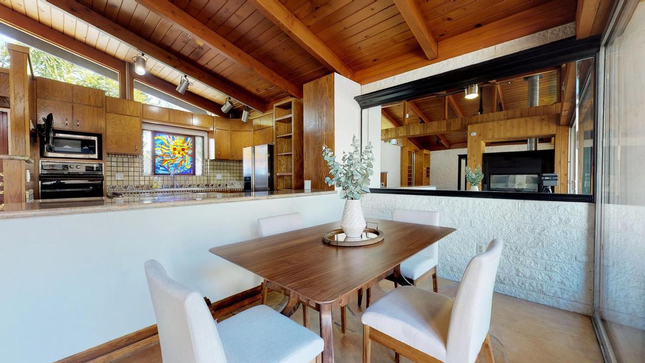 Stunning Manhattan Beach home with private pool - Photo 4 of 16