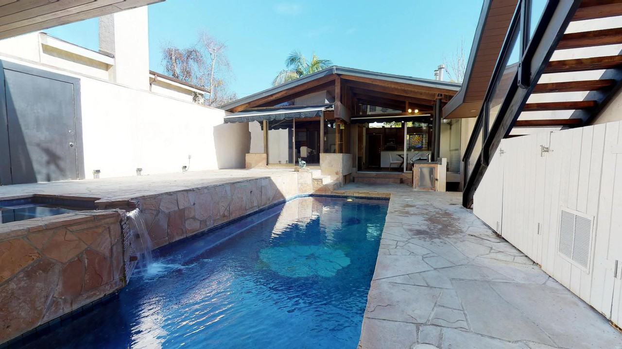 Stunning Manhattan Beach home with private pool - Photo 5 of 16