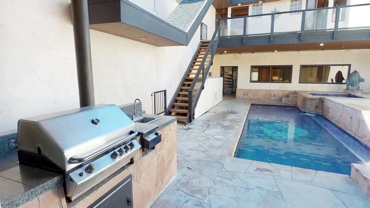 Stunning Manhattan Beach home with private pool - Photo 6 of 16