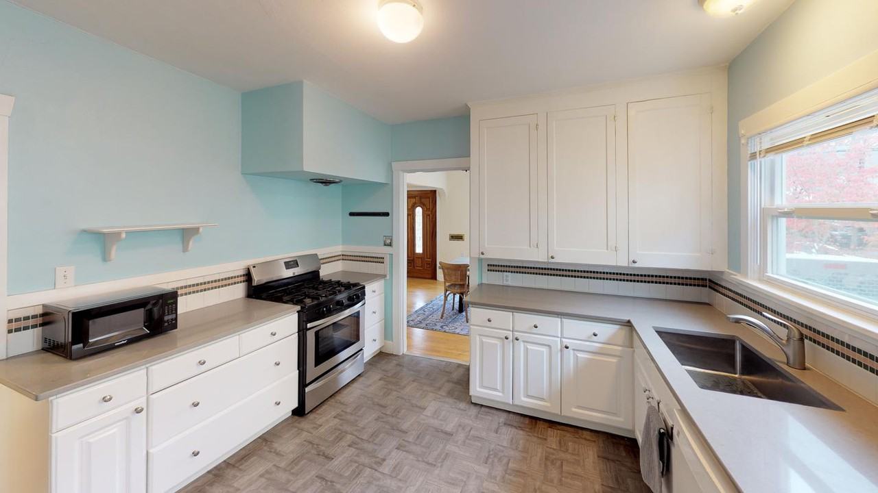 Inviting Hawthorne home with sunny backyard - Photo 6 of 15