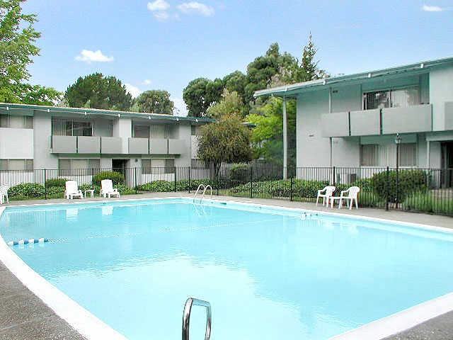 Holiday Gardens Apartments - Photo 2 of 11