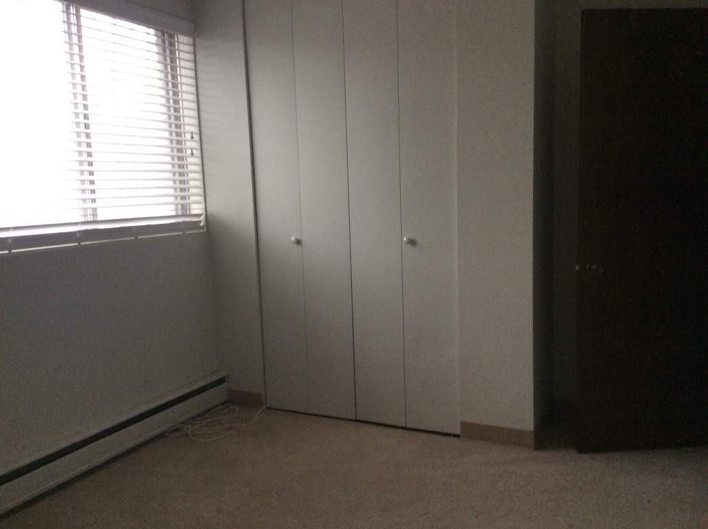 8TH AND BROADWAY, 2 BEDROOM, SPACIOUS, CLEAN, SPECIAL SENIOR RATES - Photo 2 of 11