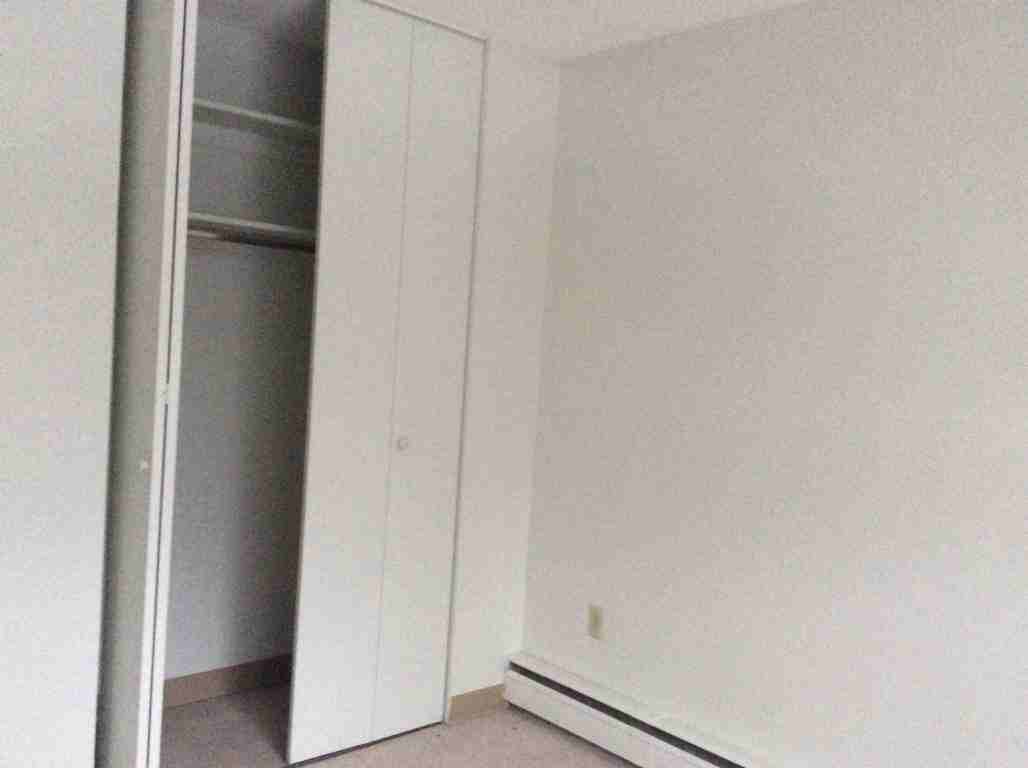 8TH AND BROADWAY, 2 BEDROOM, SPACIOUS, CLEAN, SPECIAL SENIOR RATES - Photo 3 of 11