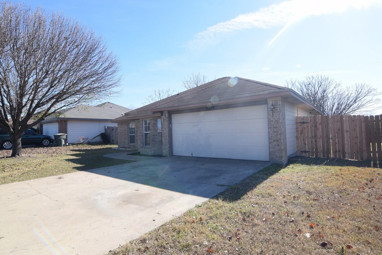 3404 Warfield Dr - Photo 2 of 19