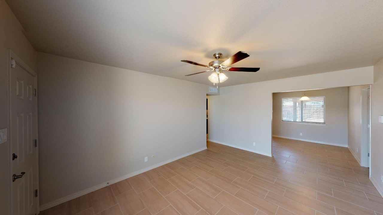 209 E Borderland Road - Photo 3 of 45