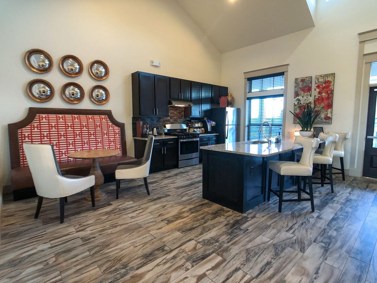 Anatole On MacArthur - Photo 3 of 49