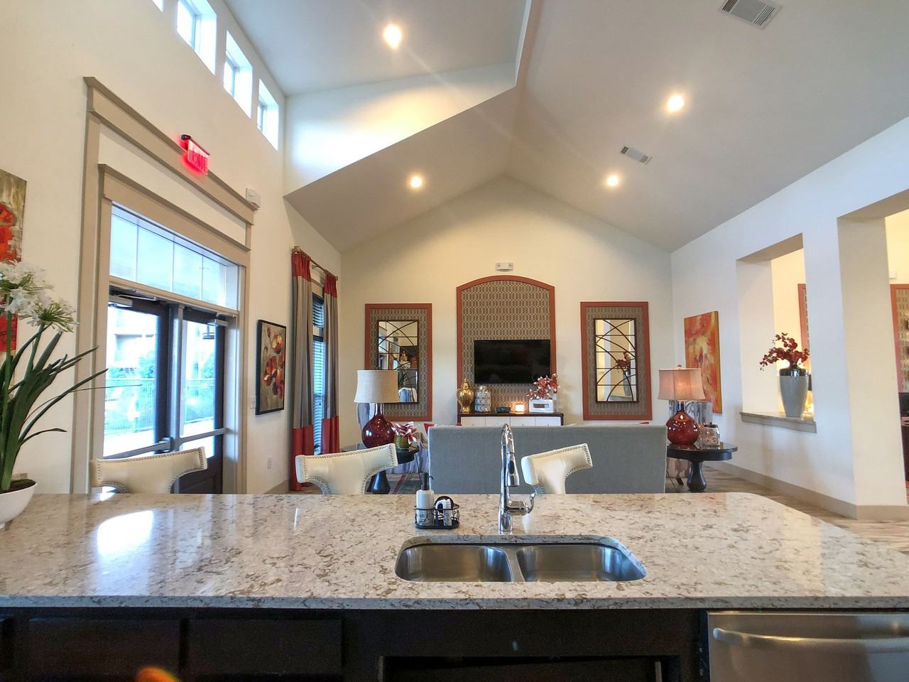 Anatole On MacArthur - Photo 5 of 49