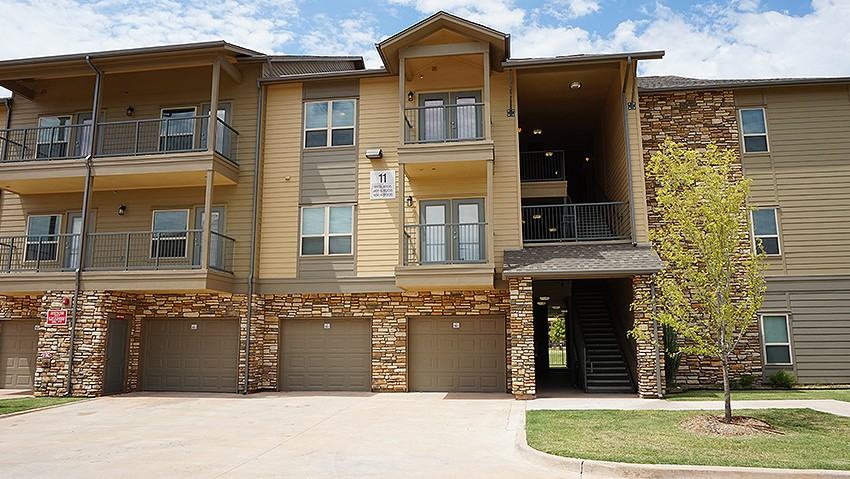 Anatole On MacArthur - Photo 6 of 49