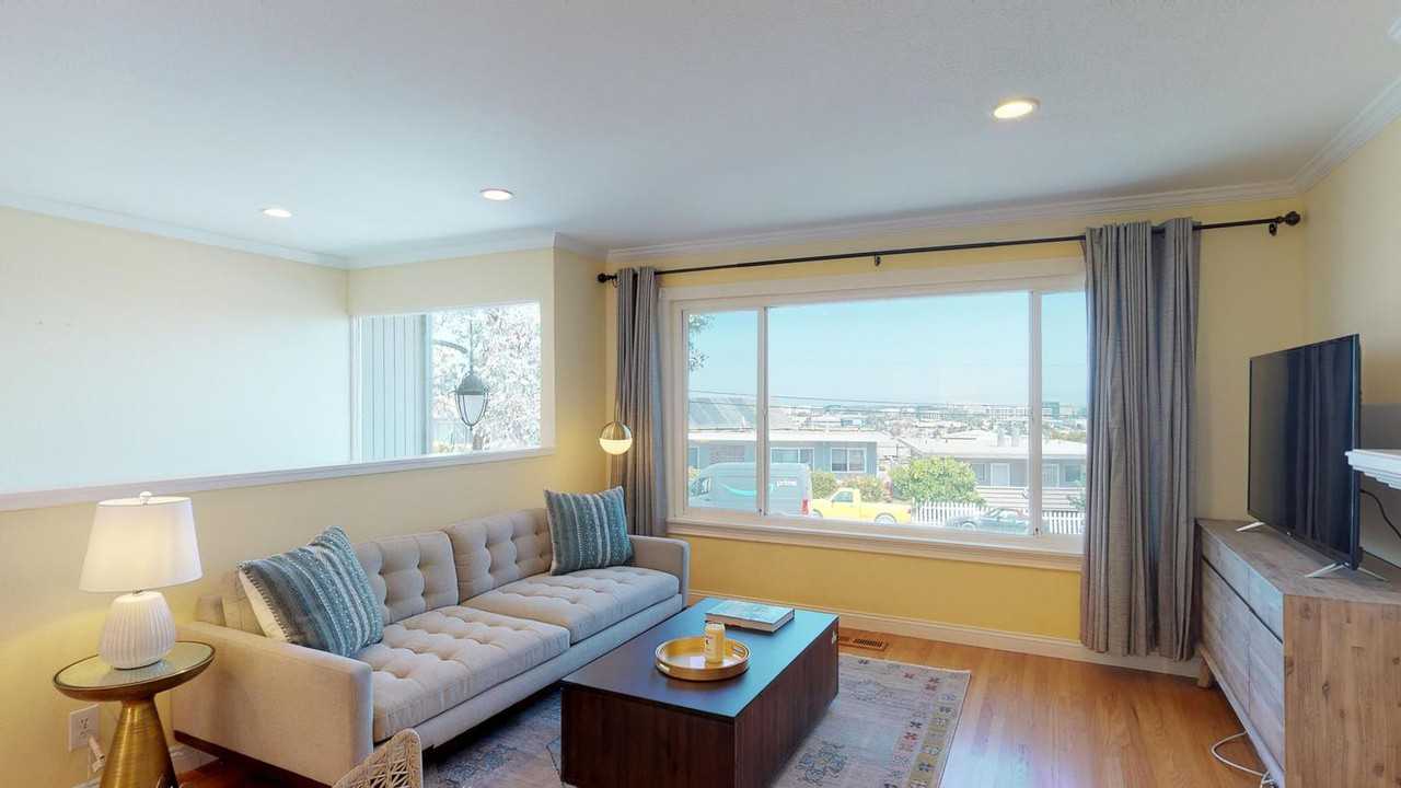 Gorgeous Belmont home with beautiful backyard - Photo 2 of 17