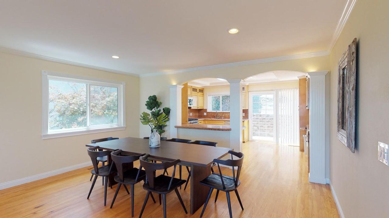 Gorgeous Belmont home with beautiful backyard - Photo 4 of 17