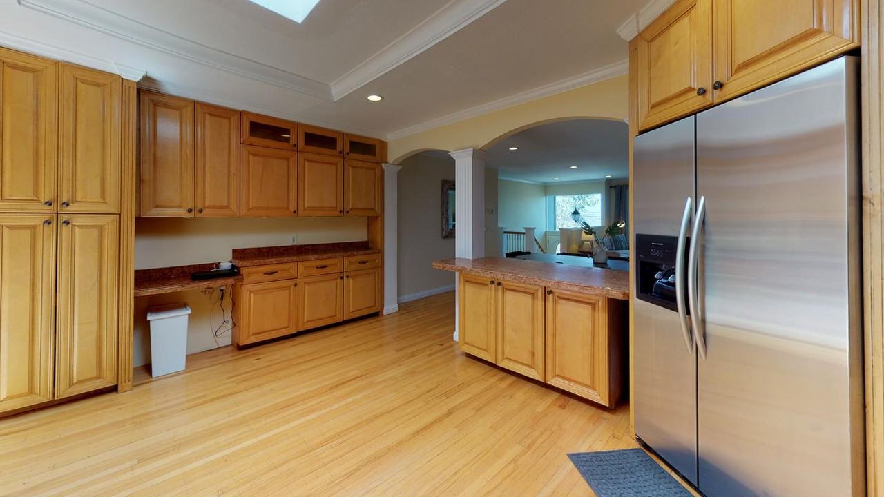 Gorgeous Belmont home with beautiful backyard - Photo 6 of 17