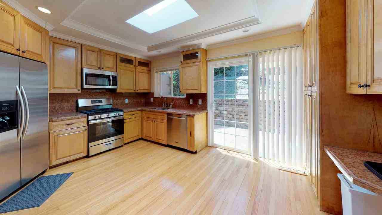 Gorgeous Belmont home with beautiful backyard - Photo 5 of 17
