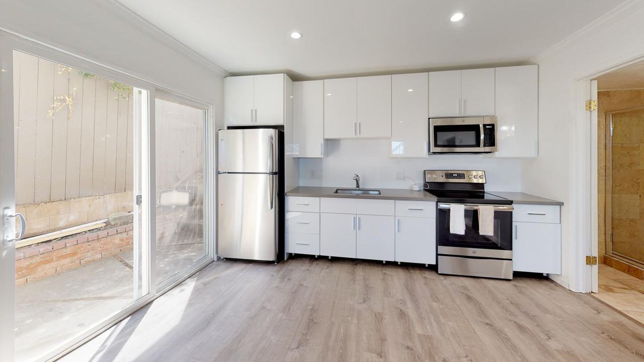 Gorgeous Belmont home with beautiful backyard - Photo 7 of 17