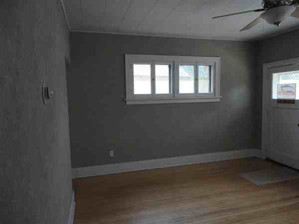 1026 E 8th St - Photo 2 of 5