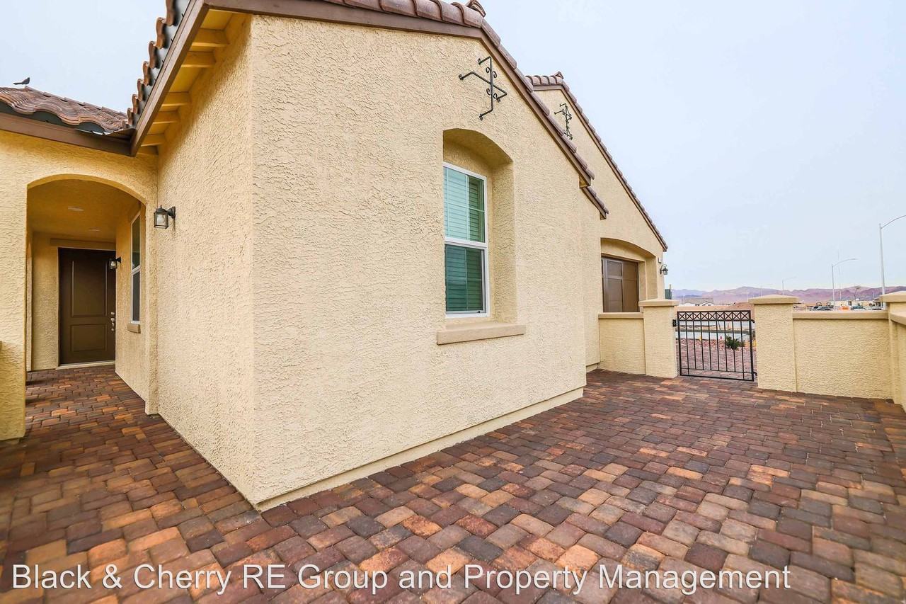 577 Comodo St - Photo 2 of 19
