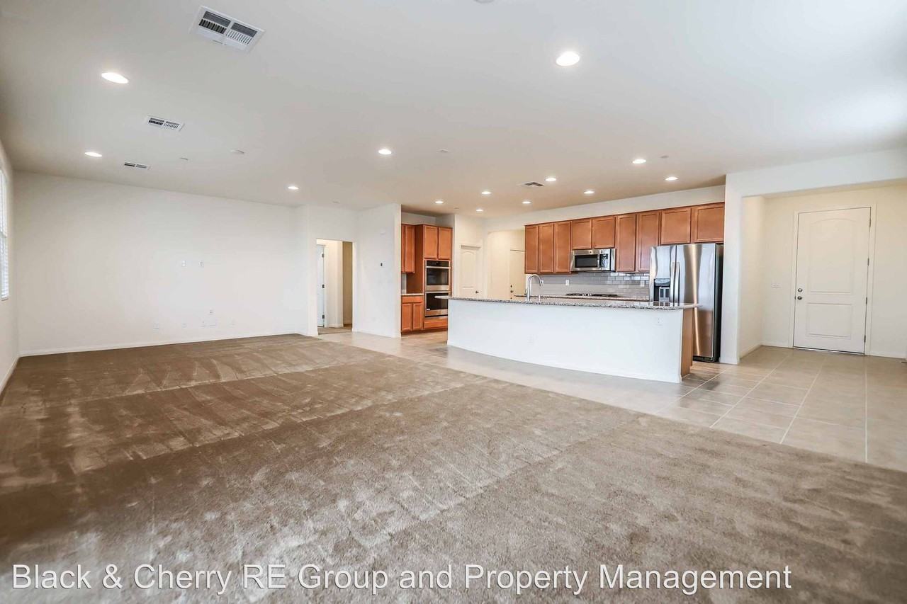 577 Comodo St - Photo 3 of 19
