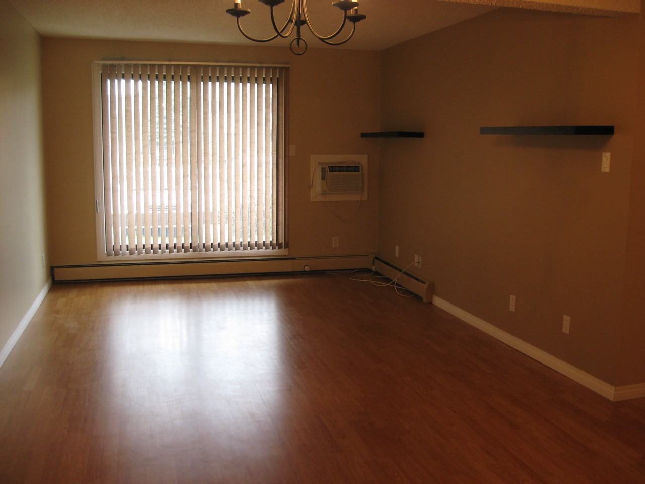 311 Tait Crescent - Photo 2 of 10