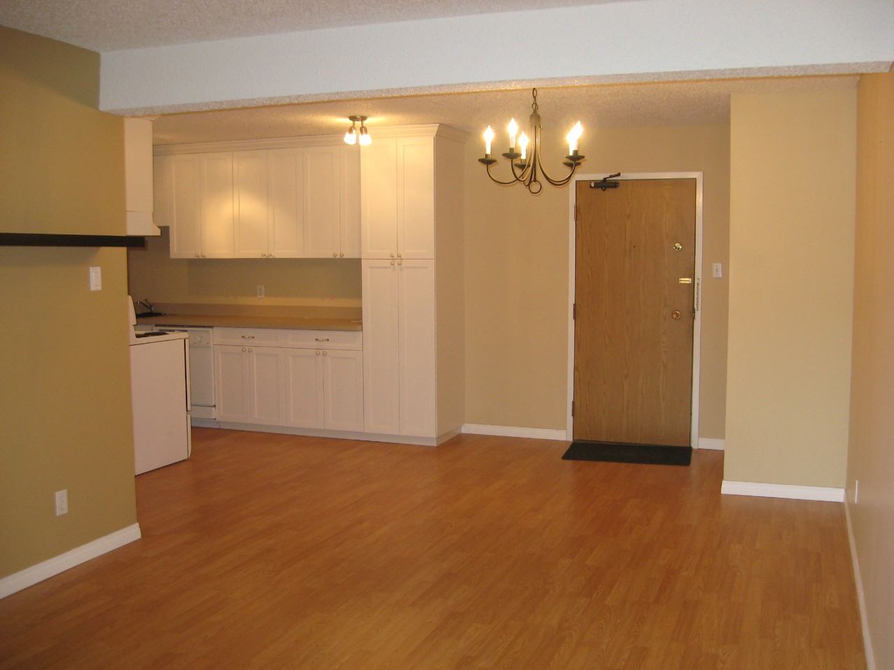 311 Tait Crescent - Photo 3 of 10