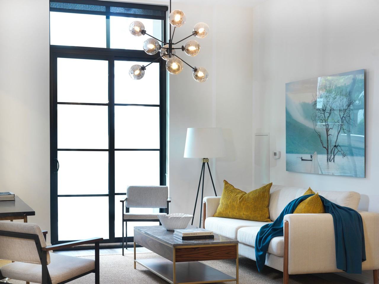 571 Prince Edward Dr N - Photo 3 of 10