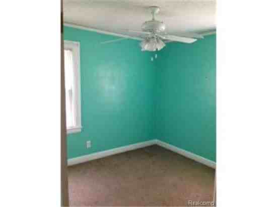 7820 Mead St - Photo 2 of 5