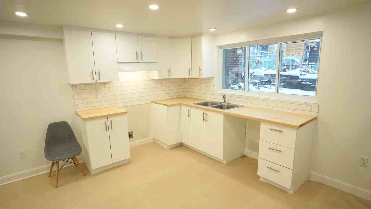 8725 13e Avenue - Photo 2 of 8