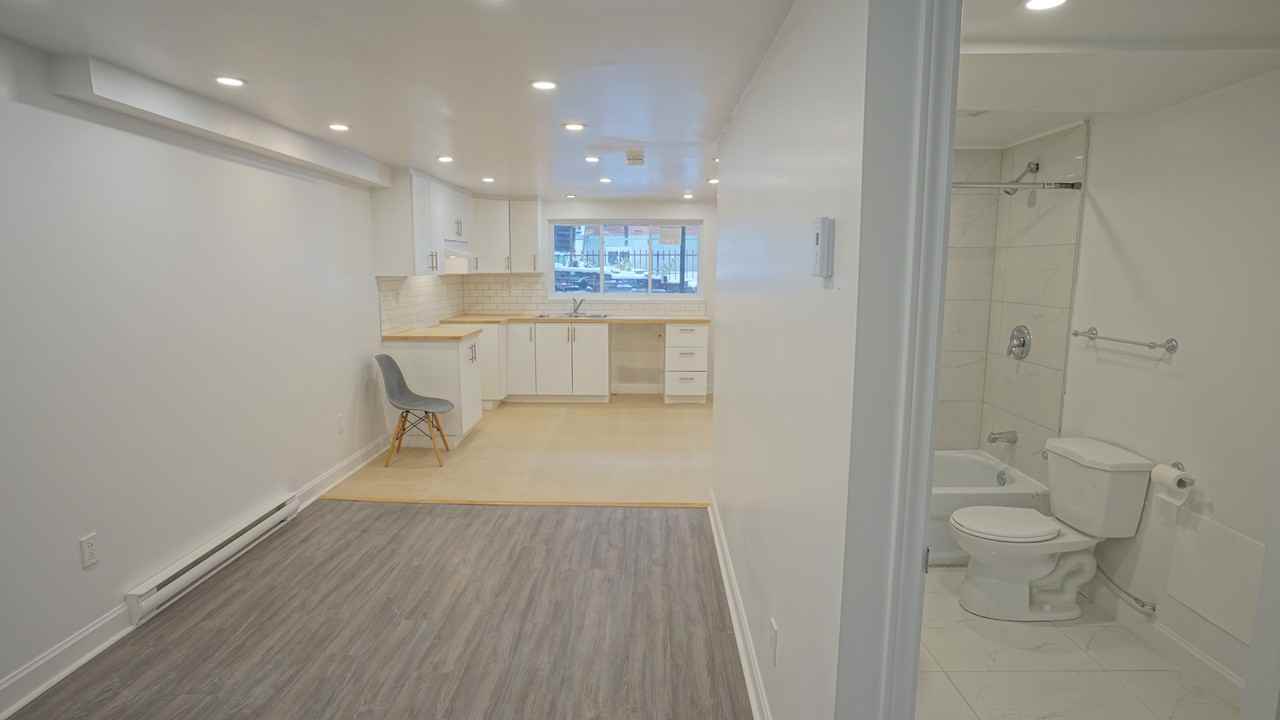 8725 13e Avenue - Photo 3 of 8