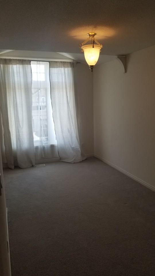 Conveniently Located 3 Bedroom house for rent Bayview & Mulock in