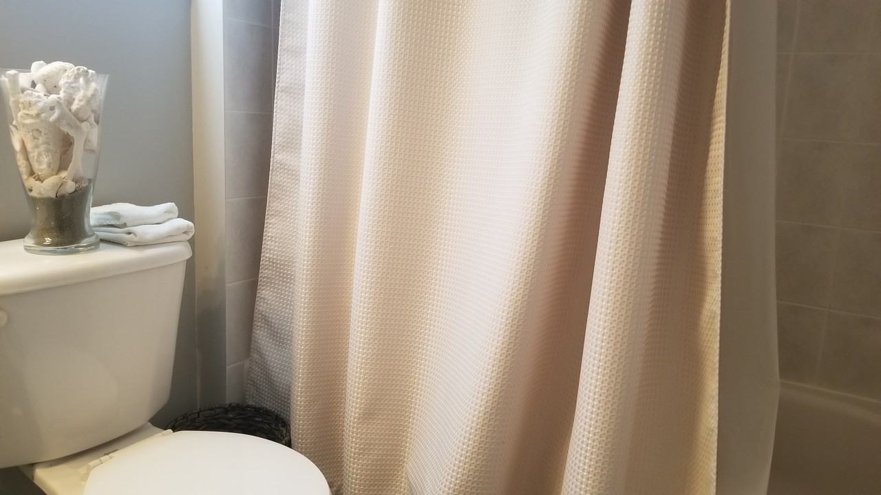 Conveniently Located 3 Bedroom house for rent Bayview & Mulock in